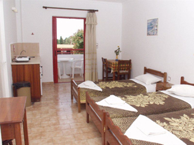 Sandys Studios Apartments And Log Villas Psalidi  Eksteriør billede